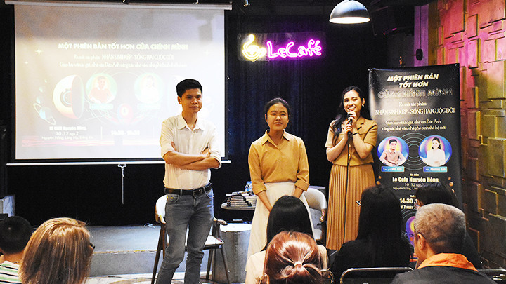 Một buổi ra mắt sách của tác giả Đức Anh.