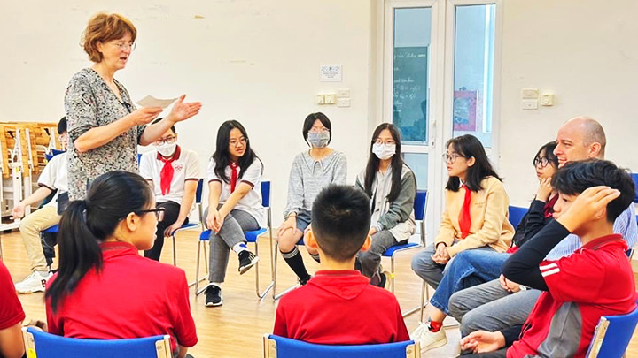 Hoạt động học tập ngoại khóa có sự tham gia của giáo viên nước ngoài tại Trường THCS Ngoại ngữ.