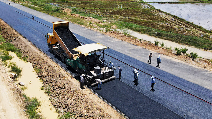 Công nhân thi công thảm nhựa đoạn Vĩnh Hảo - Phan Thiết. Ảnh: BÁO BÌNH THUẬN