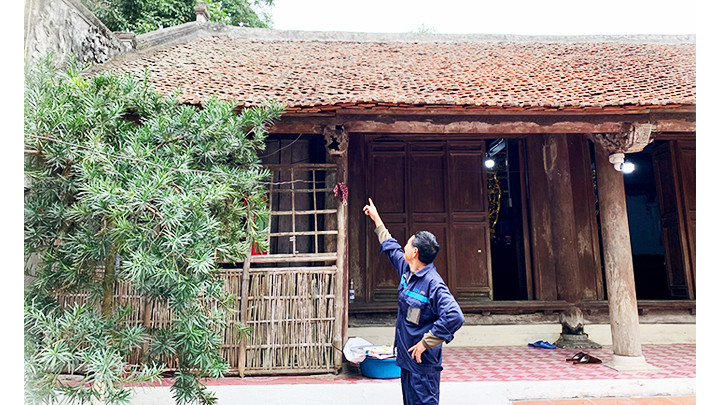 Ngôi nhà cũng đang đứng trước nguy cơ mai một do thời gian và mối mọt.