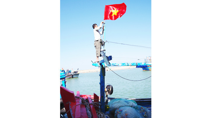 Treo cờ mới mỗi lần tàu ra khơi. 