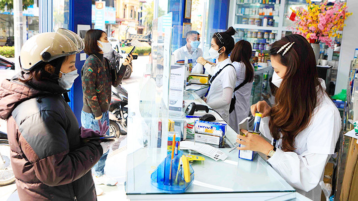 Khách mua thuốc tại Nhà thuốc Long Châu, TP Vĩnh Yên (Vĩnh Phúc). Ảnh: TTXVN