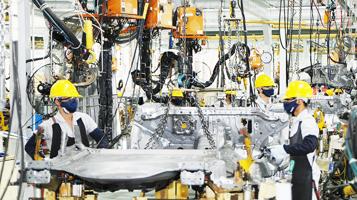 Dây chuyền lắp ráp ô-tô của Công ty cổ phần tập đoàn Trường Hải. Ảnh: NGUYỆT ANH
