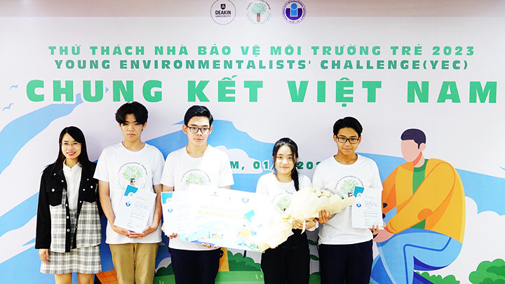 Trao phần thưởng cho các đội thi có kết quả xuất sắc.