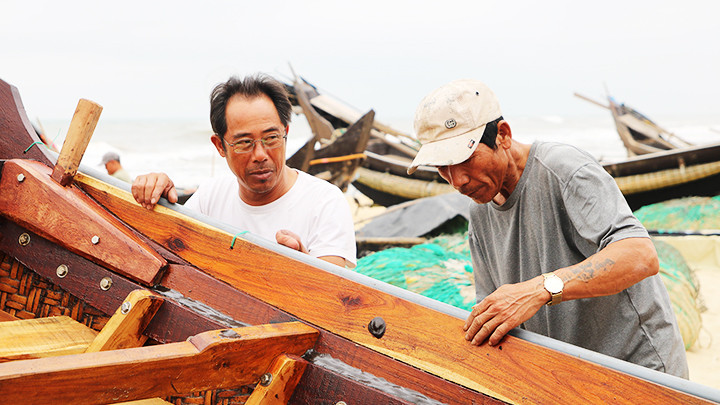 Ông Trần Ngọc Sơn (trái) nổi tiếng ở vùng biển Vinh Thanh. 