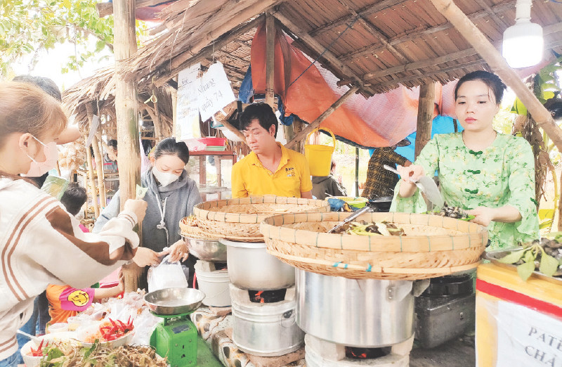 Một góc phiên chợ quê xã Long Thuận, huyện Hồng Ngự, tỉnh Đồng Tháp.