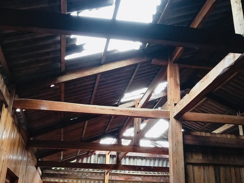 Một nhà sàn tại huyện Văn Chấn bị tốc mái.