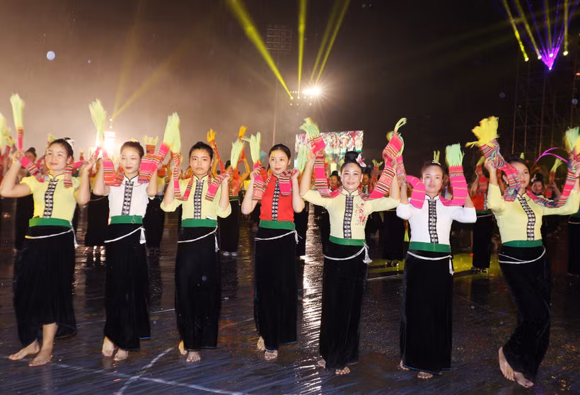 Một điệu xòe Thái tại thị xã Nghĩa Lộ.