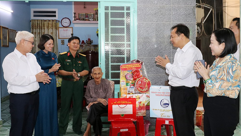Trao tặng quà cho gia đình chính sách.