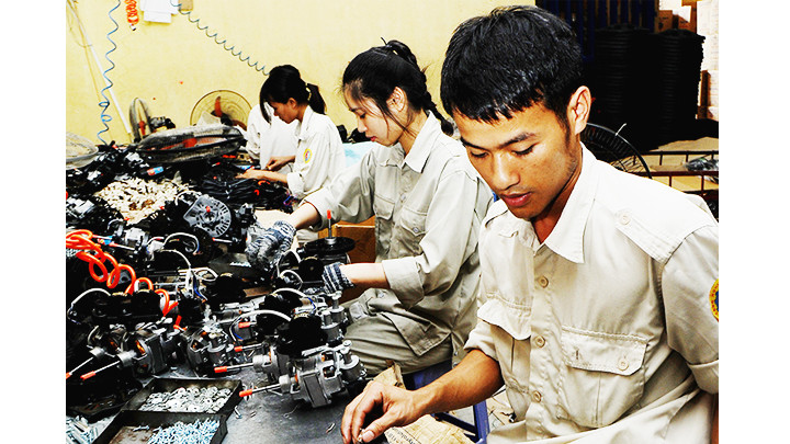 Người lao động đều mong muốn điều chỉnh lương tối thiểu trong năm 2025. Ảnh: NAM ANH