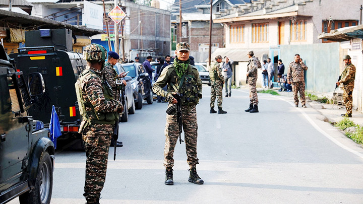 Binh sĩ Ấn Độ canh gác gần một cửa khẩu giáp biên giới Pakistan. Ảnh: REUTERS