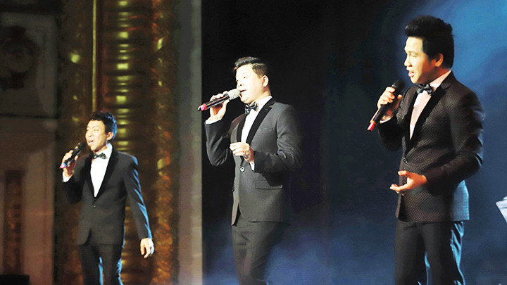 Tam ca Việt Hoàn, Đăng Dương, Trọng Tấn trong một chương trình nghệ thuật. Ảnh: VĂN BAN 