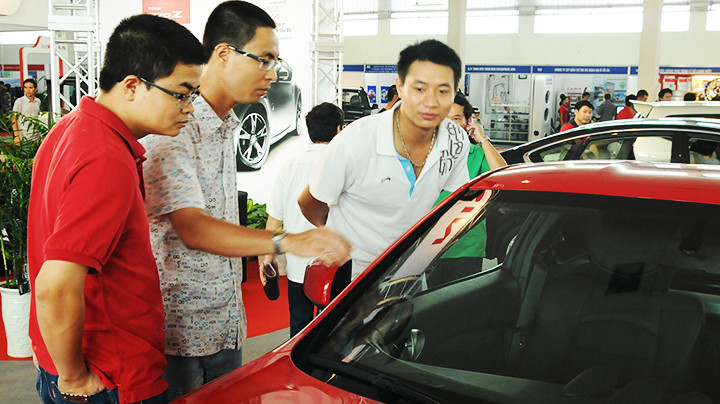 Người tiêu dùng cần cẩn trọng khi giao dịch mua bán xe. Ảnh: BẮC SƠN