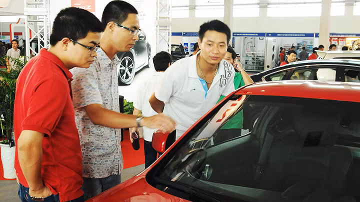 Người tiêu dùng cần cẩn trọng khi giao dịch mua bán xe. Ảnh: BẮC SƠN