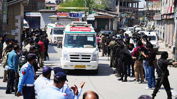 Xe cấp cứu của Pakistan tới hiện trường vụ tấn công tại Pahalgam. Ảnh: AP