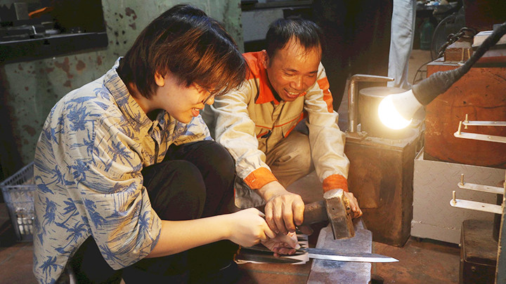 Qua dự án “Bén Lửa”, ngày càng nhiều bạn trẻ đến xưởng rèn Lê Lâm để trải nghiệm và hiểu hơn về giá trị làng nghề.