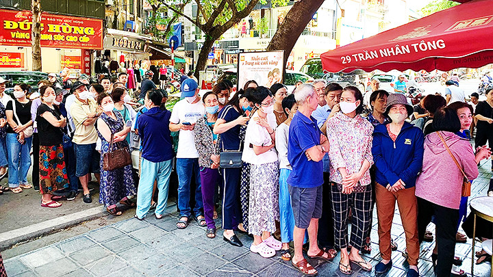 Người mua xếp hàng mua vàng tại Bảo Tín Minh Châu. Ảnh: TIẾN ANH