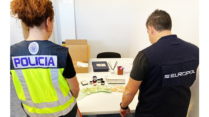 Cảnh sát Tây Ban Nha kiểm tra tang vật trong vụ án rửa tiền. Ảnh: EUROPOL