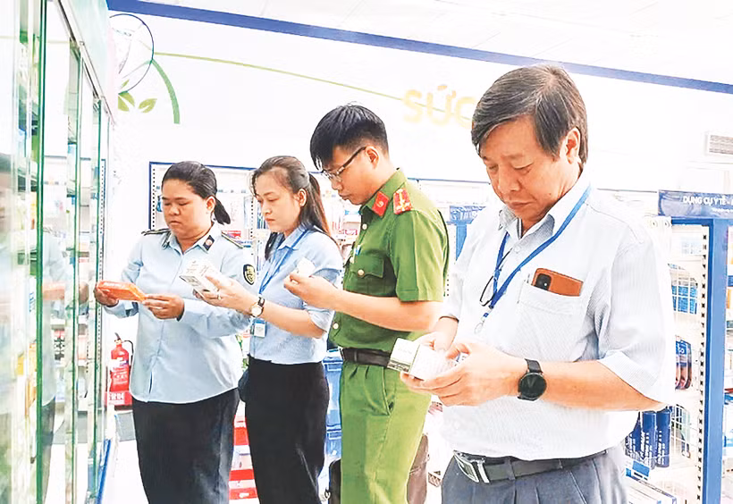 Phối hợp liên ngành kiểm tra thực phẩm chức năng, thực phẩm dinh dưỡng y học. Ảnh: Cục QLTT tỉnh Tây Ninh