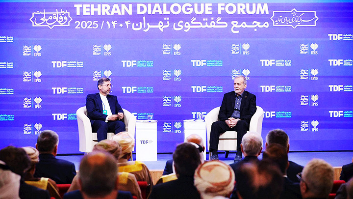 Tổng thống Iran Masoud Pezeshkian (phải) tại Diễn đàn Đối thoại Tehran. Ảnh: REUTERS