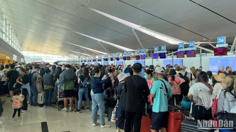 Trong dịp Tết Nguyên đán vừa qua, Cảng hàng không quốc tế Phú Quốc bị ùn ứ lượng khách làm thủ tục nhập cảnh, khiến khách du lịch phàn nàn.