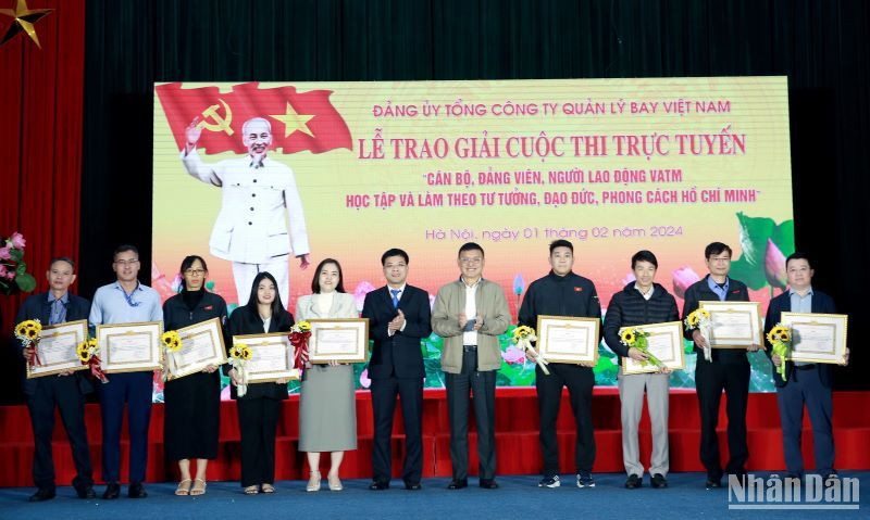 Trao phần thưởng cho các đơn vị, cá nhân xuất sắc đoạt giải cuộc thi.