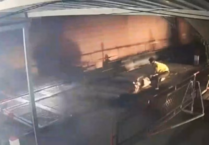 Khoảnh khắc anh Trịnh Dũng lao ra nắm tay người đàn ông kéo về chỗ an toàn.