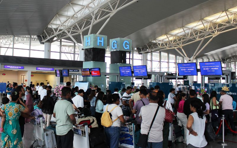 Hành khách làm thủ tục tại quầy checkin sân bay Nội Bài.