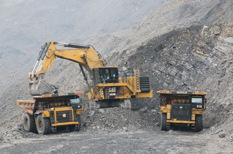 Bốc xúc đất đá tại moong than thuộc Công ty cổ phần Than Đèo Nai.