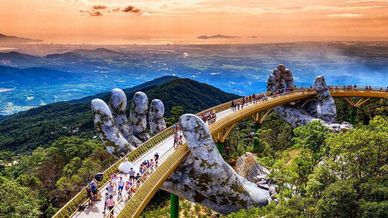 Cầu Vàng (Bà Nà), một điểm du lịch đẹp của Đà Nẵng.