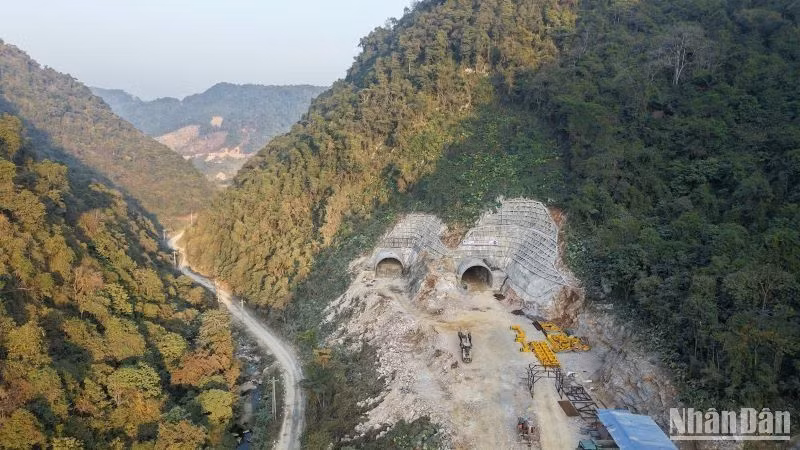 Nhà thầu triển khai đào hầm xuyên núi trên tuyến cao tốc Đồng Đăng-Trà Lĩnh.