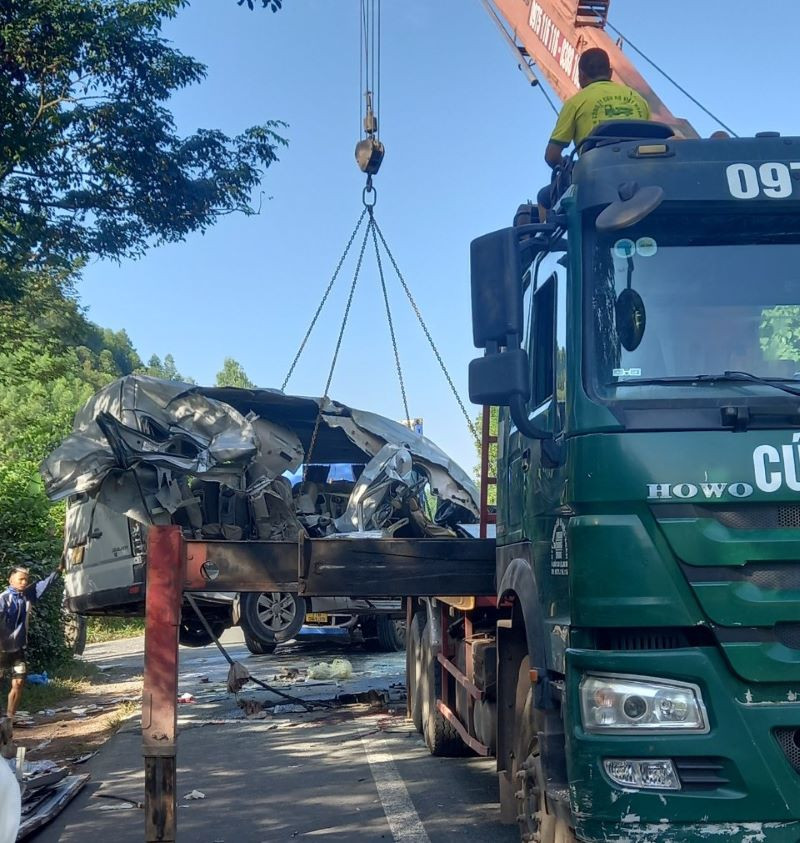 Khắc phục hậu quả vụ tai nạn. 