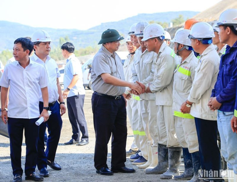 Người đứng đầu Chính phủ trực tiếp thăm hỏi, động viên người lao động tại công trường dự án và đề nghị các nhà thầu tiếp tục quan tâm, chăm lo hơn nữa đời sống người lao động.