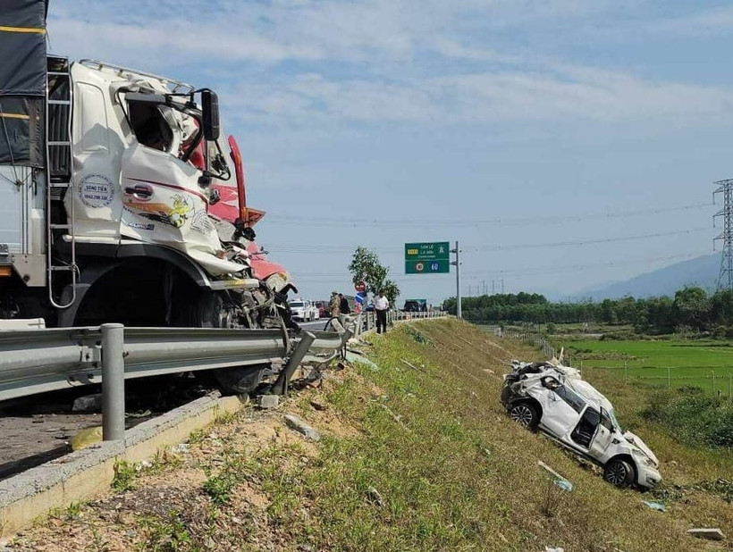 Hiện trường vụ tai nạn giao thông trên tuyến cao tốc Cam Lộ-La Sơn ngày 18/2.