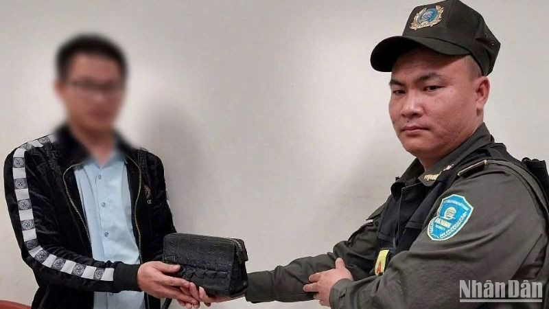 Nhân viên an ninh hàng không Nội Bài trao trả chiếc ví trị giá 120 triệu đồng cho hành khách bỏ quên.
