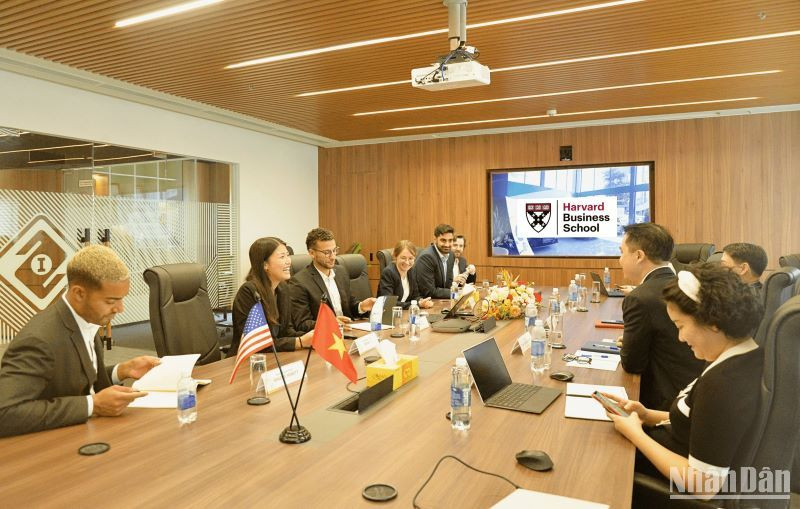 Nhóm nghiên cứu sinh MBA Trường kinh doanh Harvard trao đổi cùng đội ngũ lãnh đạo Tasco.