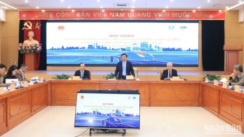 Các đại biểu tham gia hội thảo về phát triển công nghiệp đường sắt.