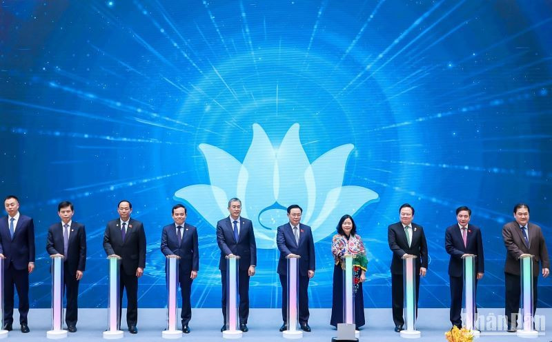 Vietnam Airlines kỷ niệm 30 năm đường bay Việt Nam-Trung Quốc và chào mừng chuyến bay thứ 100.000 trên đường bay này. 