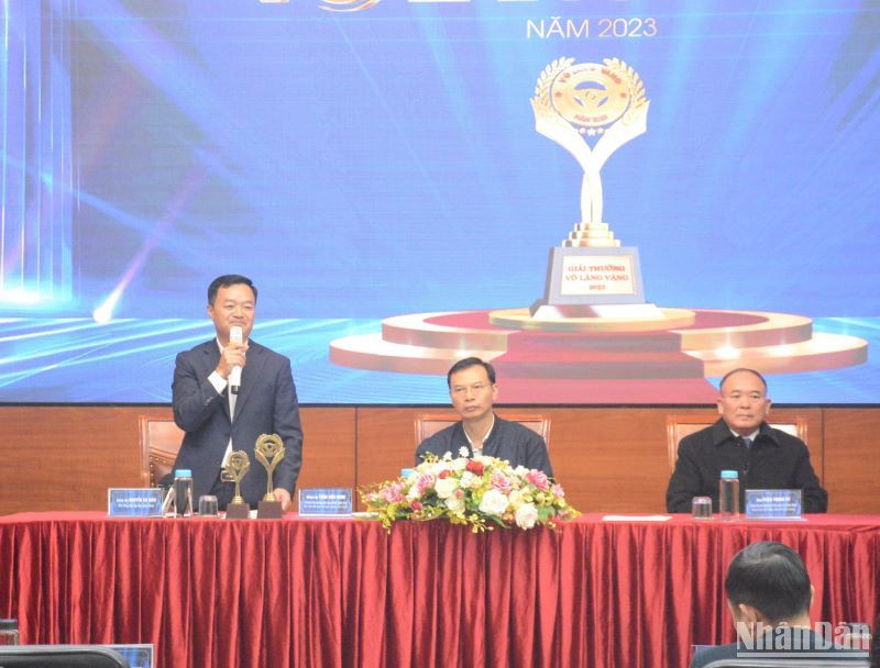 Đại diện Ban tổ chức trả lời các câu hỏi trong buổi họp báo.