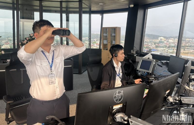 Kiểm soát viên không lưu điều hành hoạt động bay.