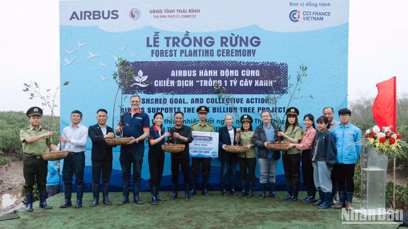 Công ty Airbus Việt Nam và đại diện lãnh đạo các cơ quan, đơn vị đồng hành đã tham dự Ngày Trồng cây, đánh dấu mốc trong việc Airbus chung tay cùng Việt Nam thực hiện Đề án “Trồng 1 tỷ cây xanh”.