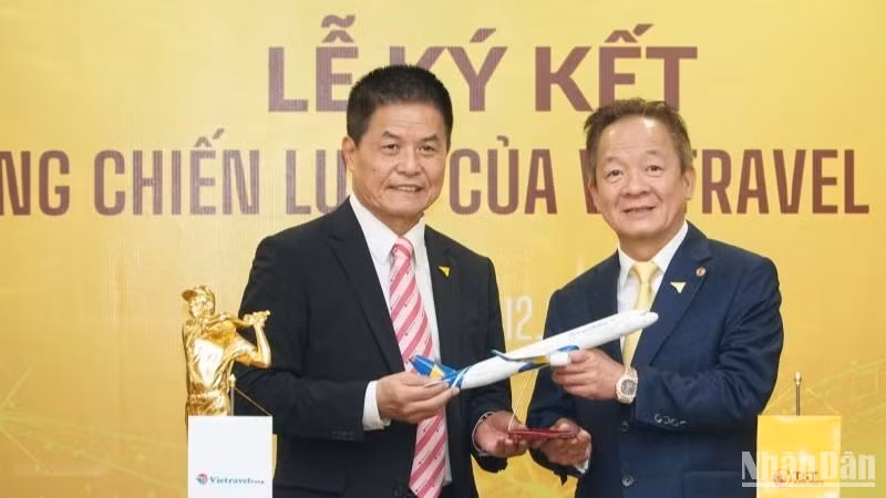 Đại diện lãnh đạo T&T Group và Vietravel Airlines ký hợp đồng chuyển nhượng cổ phần.