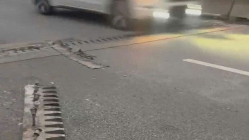 Khe co giãn cầu Sông Nhơm bị bong bật, tiềm ẩn nguy cơ gây mất an toàn giao thông.