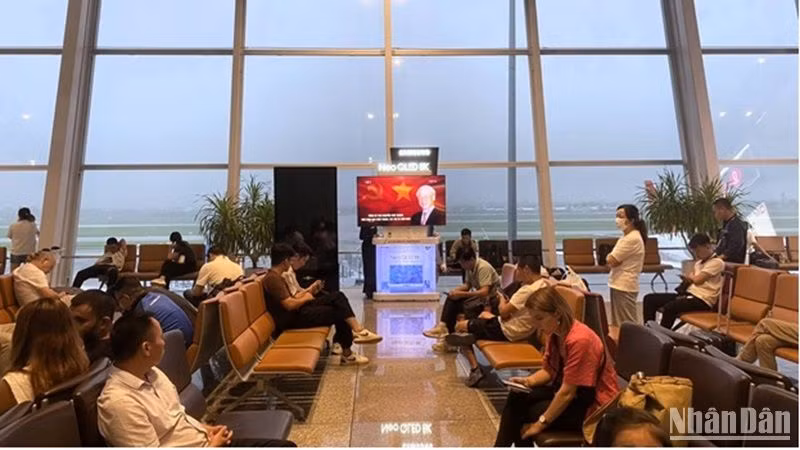 Nhà ga Cảng hàng không quốc tế Nội Bài chiếu phim tư liệu về Tổng Bí thư Nguyễn Phú Trọng.
