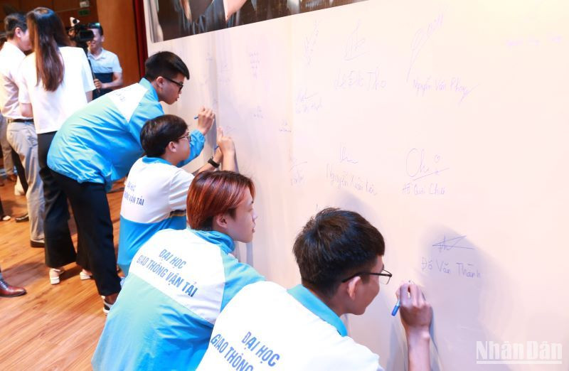 Các sinh viên Trường đại học Giao thông vận tải ký cam kết đã lái xe không uống rượu bia.