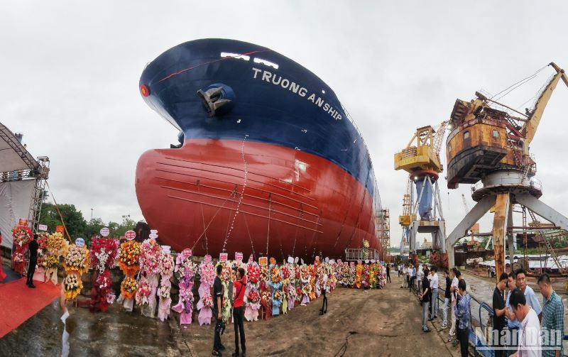 Đóng tàu Bạch Đằng hạ thủy tàu hàng trọng tải 17.500DWT