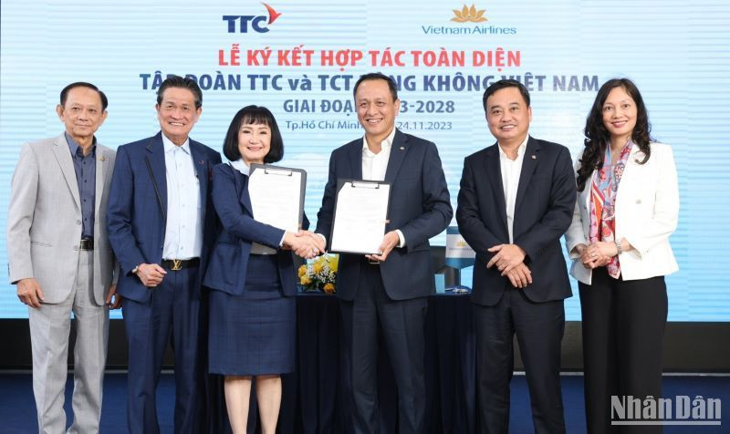 Ông Lê Hồng Hà - Tổng Giám đốc Vietnam Airlines và bà Huỳnh Bích Ngọc - Tổng Giám đốc Tập đoàn TTC trao Biên bản thỏa thuận.