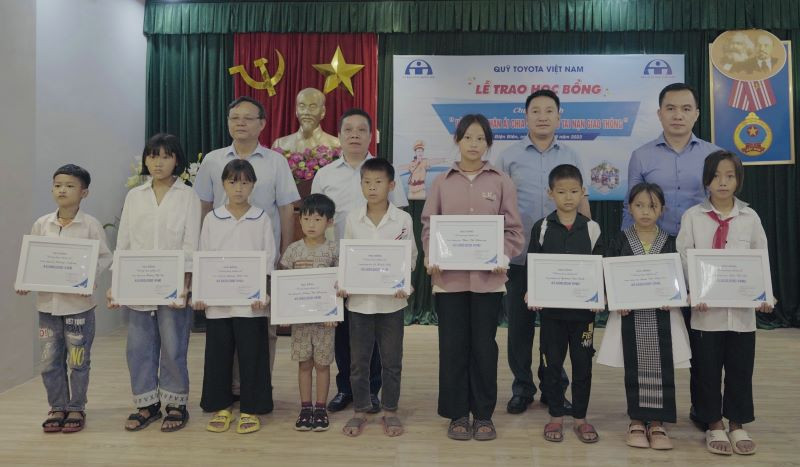 Trao học bổng Vòng tay nhân ái năm 2023 cho 9 học sinh tại Điện Biên.