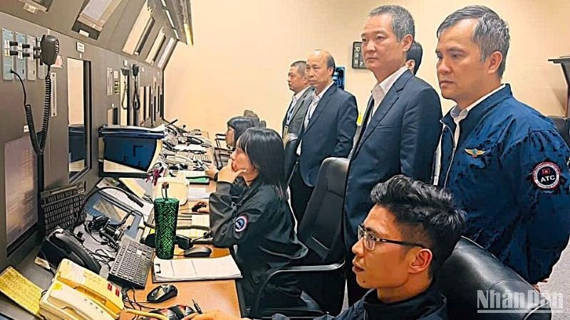 Lãnh đạo Công ty Quản lý bay miền bắc trực tiếp chỉ đạo công tác chuyển đổi khai thác tại Trung tâm Kiểm soát tiếp cận-Tại sân Nội Bài.