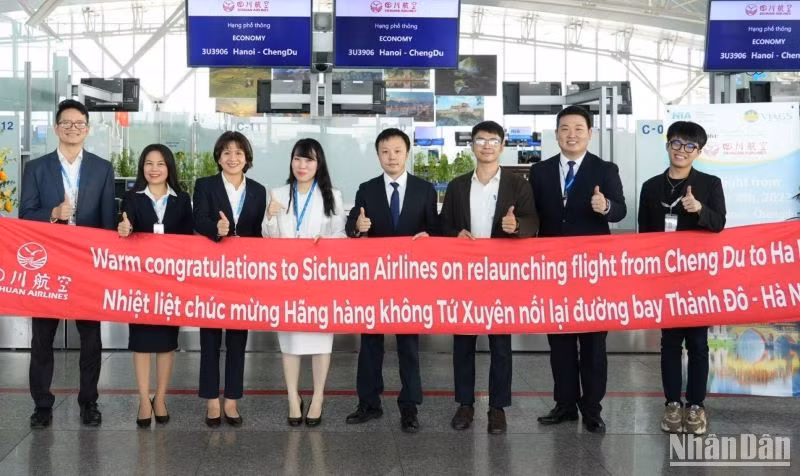 Bà Nguyễn Thị Kim Ngân (thứ 3 từ trái sang), Phó giám đốc Cảng Hàng không quốc tế Nội Bài, cùng đại diện lãnh đạo các cơ quan hữu quan chúc mừng hãng hàng không khai thác đường bay mới tới Nội Bài.